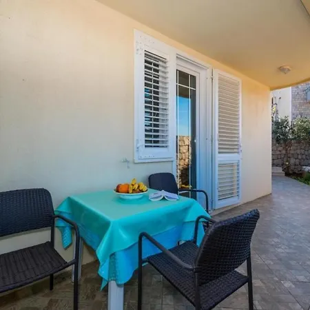 - One Bedroom With Terrace And Sea View شقة *